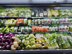 法律人员正细心核查食物出产日期、保质期、储